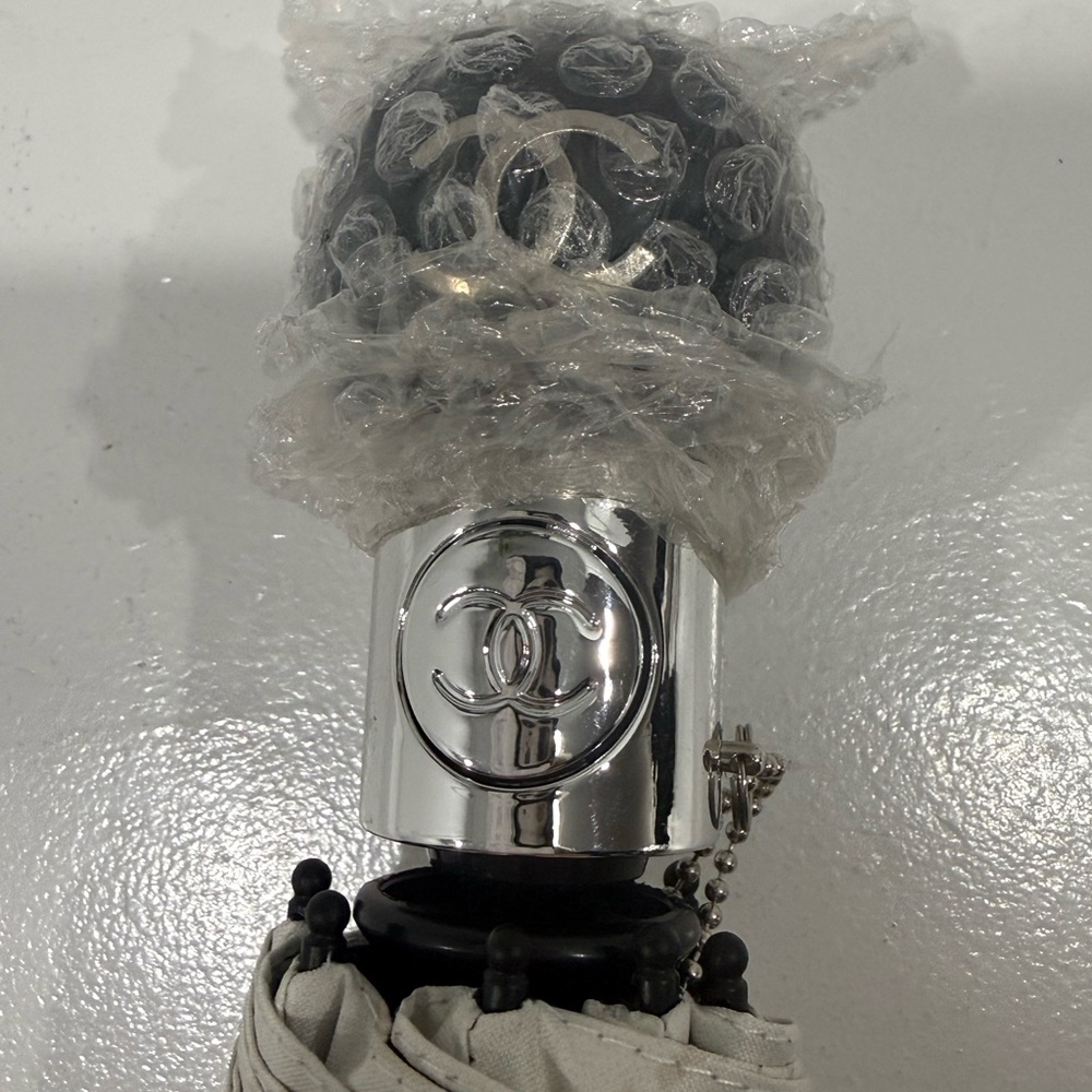 Chic White Umbrella With Interlocking Logo Accent - image 3